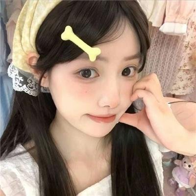 穿白丝绸的女人